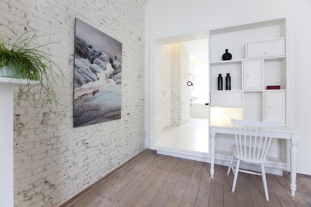 Maison Nationale City Flats & Suites แอนต์เวิร์ป ห้อง รูปภาพ Interior of a house with a wall paneling
