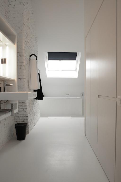 Maison Nationale City Flats & Suites แอนต์เวิร์ป ห้อง รูปภาพ Bathroom with a fixed roof window