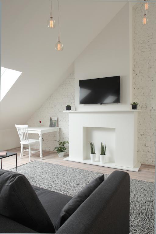 Maison Nationale City Flats & Suites แอนต์เวิร์ป ห้อง รูปภาพ A flat screen television mounted on a wall