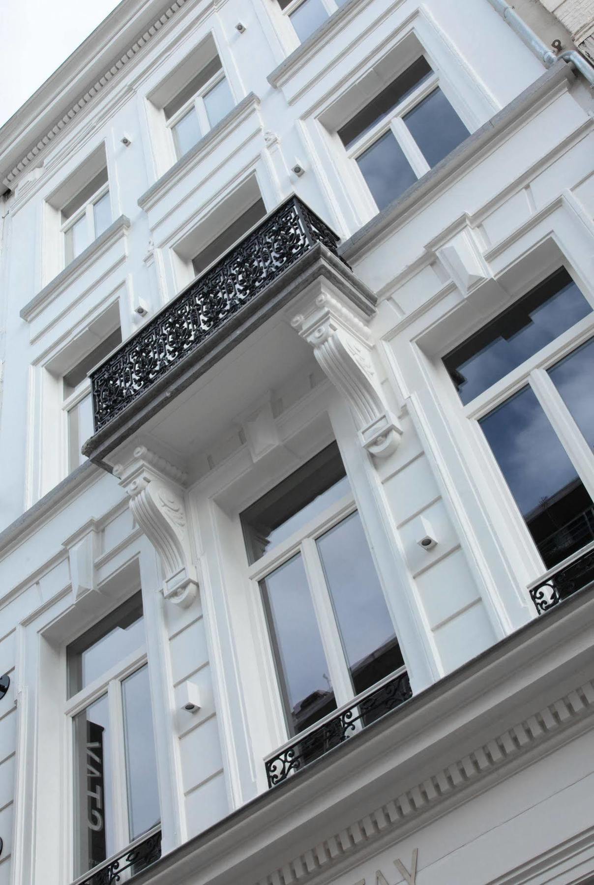 Maison Nationale City Flats & Suites แอนต์เวิร์ป ภายนอก รูปภาพ The balcony of the house at 1006 Amsterdam, where the Beatles stayed during their visit to the Netherlands