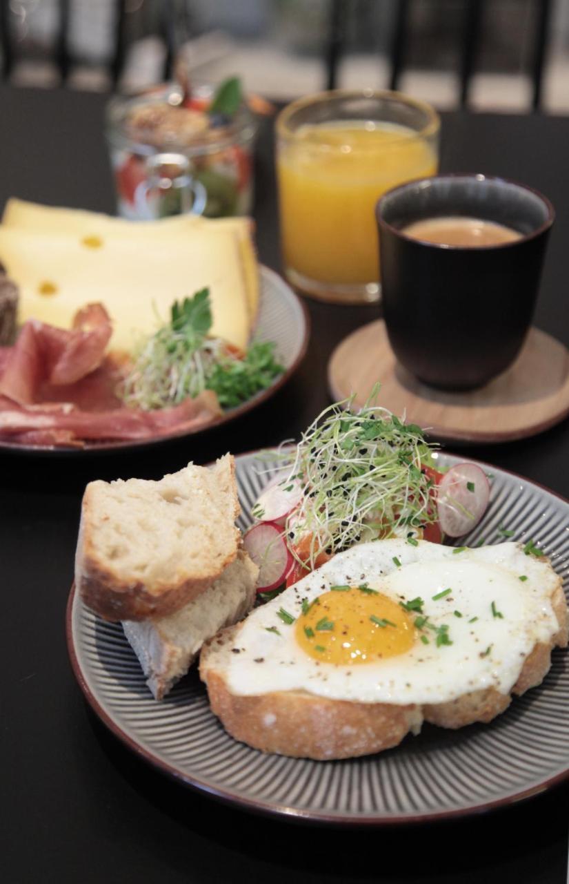 Maison Nationale City Flats & Suites แอนต์เวิร์ป ภายนอก รูปภาพ A typical breakfast in Belgium