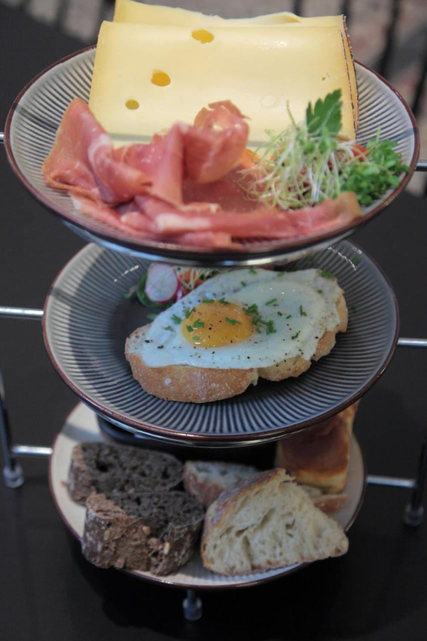 Maison Nationale City Flats & Suites แอนต์เวิร์ป ภายนอก รูปภาพ Egg and ham on toast